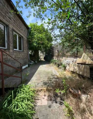 Երեք հարկանի քարե ամառանոց 16-րդ փողոցում Գետամեջում, 148 ք.մ., 2 սանհանգույց, մասնակի վերանորոգում