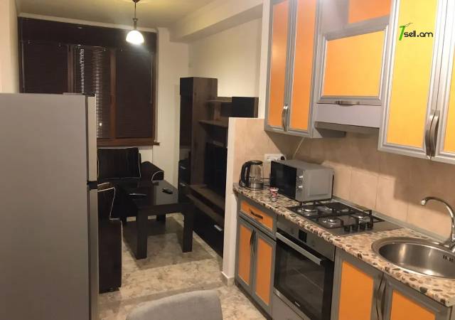 2 սենյականոց բնակարան Սարյանի փողոցում, 50 ք.մ., 2/5 հարկ, կապիտալ վերանորոգված, քարե շենք