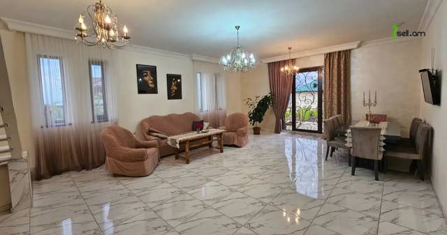 Երկու հարկանի քարե տուն Դավիթ Բեկի փողոցում Էրեբունիում, 240 քմ, 2 սանհանգույց, եվրովերանորոգված