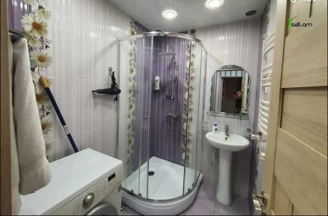 3 սենյականոց բնակարան Եզնիկ Կողբացու փողոցում, 50 ք.մ., դիզայներական ոճով վերանորոգված