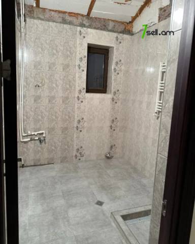 Երեք հարկանի քարե տուն 1-ին փողոցում Զովունիում, 800 ք.մ., 3+ սանհանգույց, կապիտալ վերանորոգված