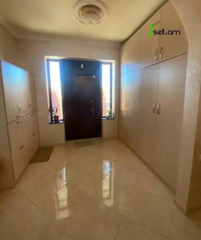 Երկու հարկանի քարե տուն Նոր Նորքում, 800 ք.մ., 3+ սանհանգույց, եվրովերանորոգված