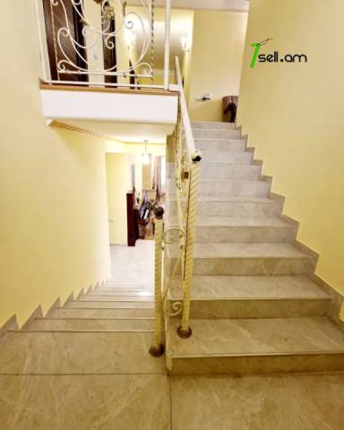 Երկու հարկանի տուն Հրաչյա Աճառյան փողոցում Ավանում, 440 ք.մ., 2 սանհանգույց, կապիտալ վերանորոգված