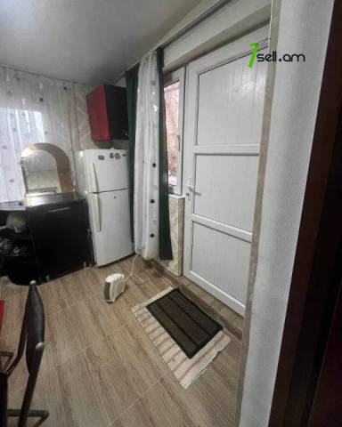 1 սենյականոց բնակարան Արցախի պողոտայում, 25 ք.մ., 1/4 հարկ, կապիտալ վերանորոգված, քարե շենք