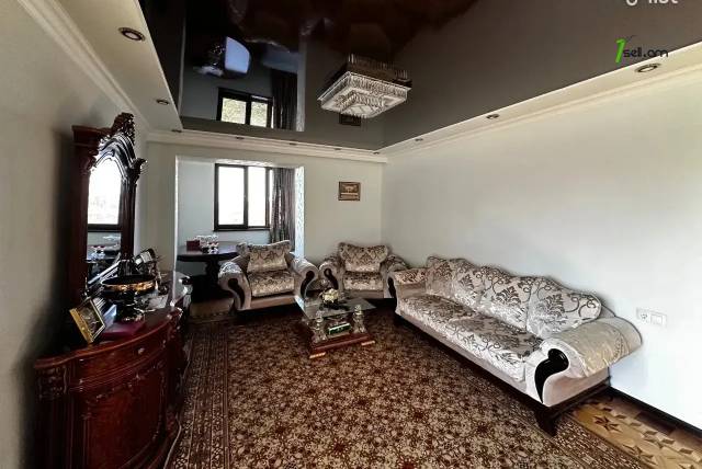 3 սենյականոց բնակարան Դավիթ Մալյան փողոցում, 79 ք.մ., եվրովերանորոգված, քարե շենք