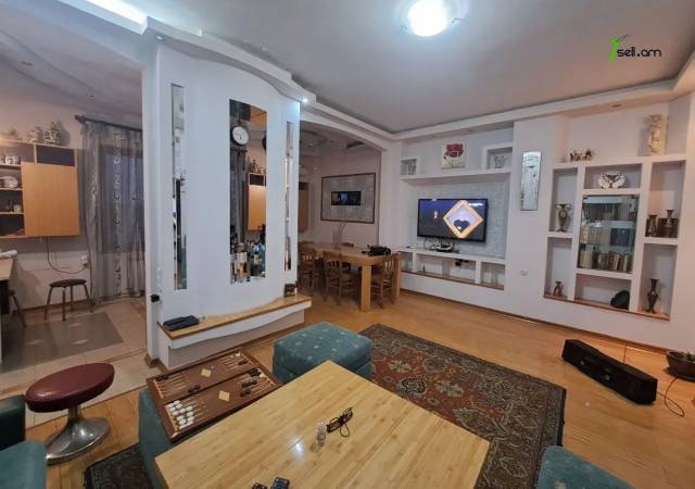 3 սենյականոց բնակարան Տերյան փողոցում, 110 քմ, նախավերջին հարկ, կապիտալ վերանորոգված, քարե շենք