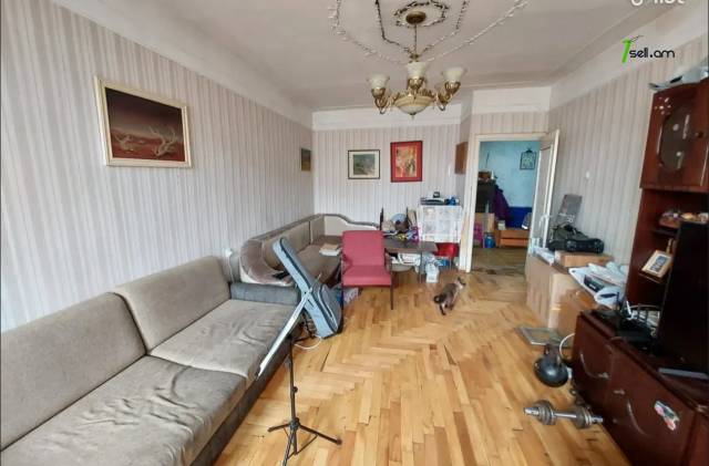 3 սենյականոց բնակարան Մարգարյան փողոցում, 76 ք.մ., մի քանի պատշգամբ, մասնակի վերանորոգում, քարե շենք