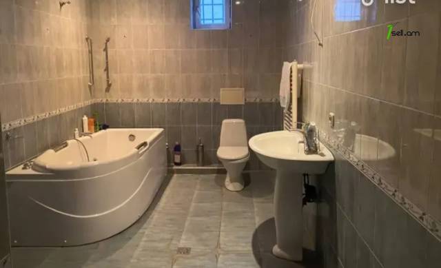 Երեք հարկանի քարե տուն Ծարավ աղբյուրի փողոցում Ավանում, 360 ք.մ., 2 սանհանգույց