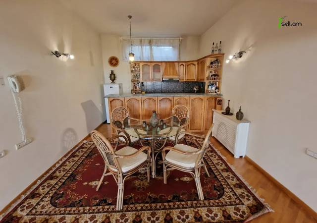 Երեք հարկանի քարե տուն Լուսինե Զաքարյան փողոցում Նորք Մարաշում, 300 քմ, 3+ սանհանգույց