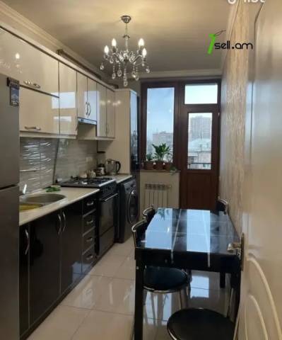 3 սենյականոց բնակարան Կոմիտասի պողոտայում, 95 ք.մ., բարձր առաստաղներ, եվրովերանորոգված, քարե շենք