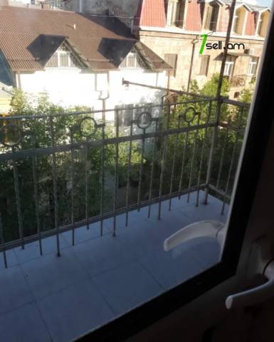 3 սենյականոց բնակարան Սայաթ-Նովայի պողոտայում, 86 ք.մ., բարձր առաստաղներ, կոսմետիկ վերանորոգում