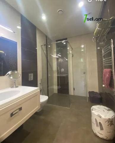 Երեք հարկանի տուն Մարշալ Բաբաջանյան փողոցում Ավանում, 715 քմ, 3+ սանհանգույց