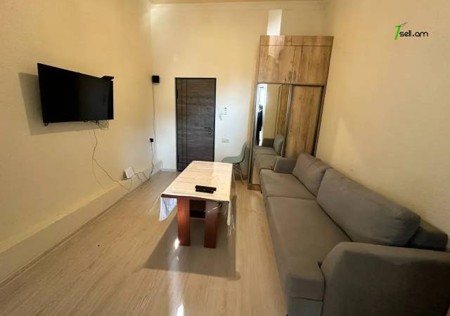 1 սենյականոց բնակարան Պարոնյան փողոցում, 32 ք.մ., բարձր առաստաղներ, կոսմետիկ վերանորոգում, քարե շենք