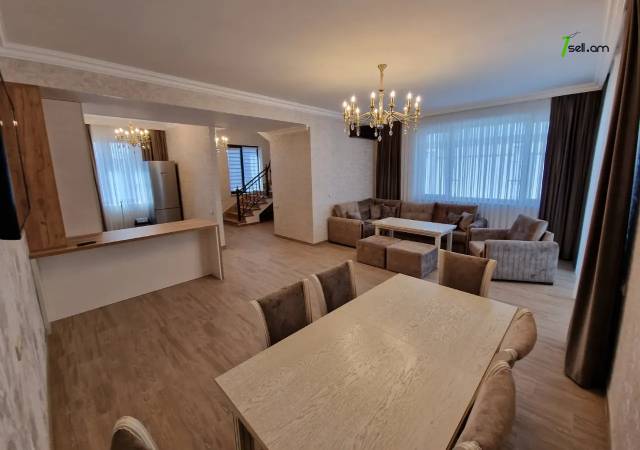 Երկու հարկանի թաունհաուզ, Գ-1 թաղամաս Աջափնյակում, 400 ք.մ., 2 սանհանգույց, կապիտալ վերանորոգված