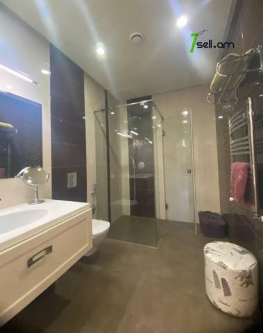 Երեք հարկանի տուն Մարշալ Բաբաջանյան փողոցում Ավանում, 715 քմ, 3+ սանհանգույց