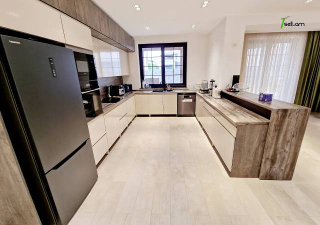 Երկու հարկանի քարե տուն, Վահագնի Թաղամաս Աջափնյակում, 700 ք.մ., 3+ սանհանգույց