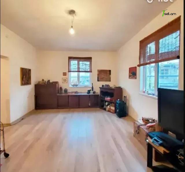 Երկու հարկանի քարե տուն Սարի Թաղ 3-րդ փողոցում Էրեբունիում, 131 քմ, 2 սանհանգույց