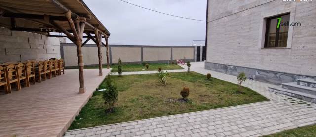 Երկու հարկանի տուն Արաբկիրում, 500 ք.մ., 2 սանհանգույց, դիզայներական ոճով վերանորոգված