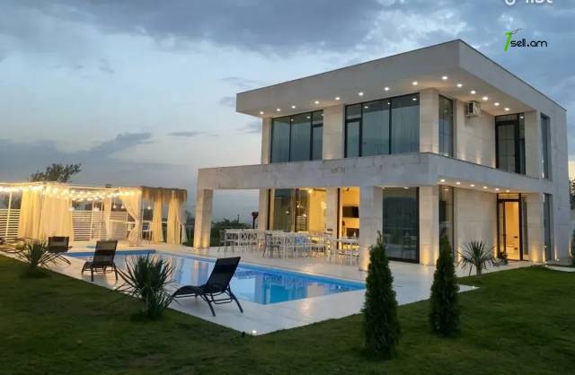 Երեք հարկանի քարե տուն Ղափանցյան փողոցում Արաբկիրում, 450 ք.մ., 3+ սանհանգույց