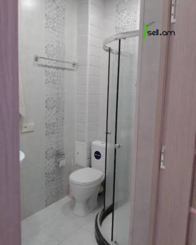 3 սենյականոց բնակարան Սայաթ-Նովայի պողոտայում, 70 ք.մ., 3/5 հարկ, եվրովերանորոգված, քարե շենք