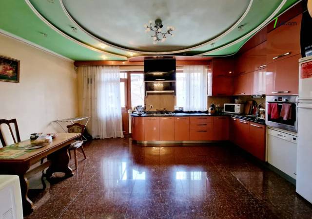 Երեք հարկանի քարե տուն, Համո Սահյան Արաբկիրում, 827 ք.մ., 3+ սանհանգույց, կապիտալ վերանորոգված