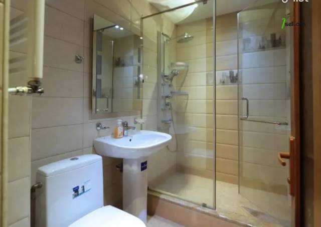 3 սենյականոց բնակարան Հանրապետության փողոցում, 83 ք.մ., 3/5 հարկ, եվրովերանորոգված, քարե շենք