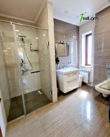 Չորս հարկանի տուն Առինջի 21-րդ փողոցում Առինջում, 950 ք.մ., 3+ սանհանգույց