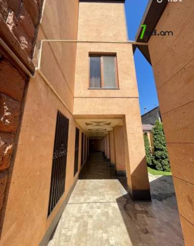 Երեք հարկանի տուն Արաբկիր 51-րդ փողոցում Արաբկիրում, 580 ք.մ., 3+ սանհանգույց