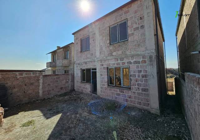 Երկու հարկանի տուն, Դավթաշեն 1-ին թաղամաս Դավիթաշենում, 500 ք.մ., 2 սանհանգույց