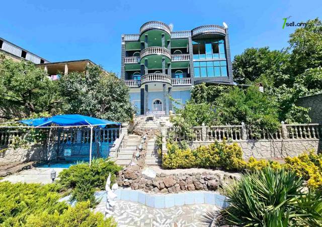 Երեք հարկանի քարե տուն Նորքի 9-րդ փողոցում Նորք Մարաշում, 1400 քմ, 3+ սանհանգույց