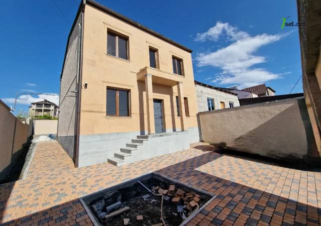 Երկու հարկանի քարե տուն 13-րդ փողոցում Զովունիում, 250 ք.մ., 2 սանհանգույց, եվրովերանորոգված