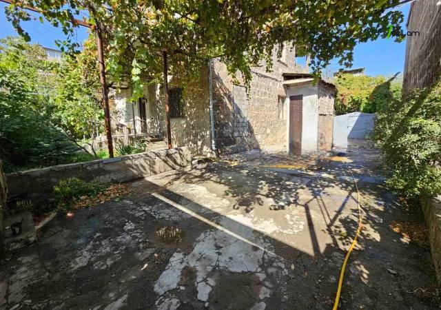 Մեկ հարկանի քարե տուն Գյուլբենկյան փողոցում Արաբկիրում, 900 ք.մ., 2 սանհանգույց, եվրովերանորոգված