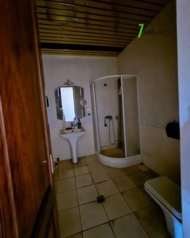 Երեք հարկանի քարե տուն Քաջազնունի փողոցում կենտրոնում, 1060 ք.մ., 3+ սանհանգույց