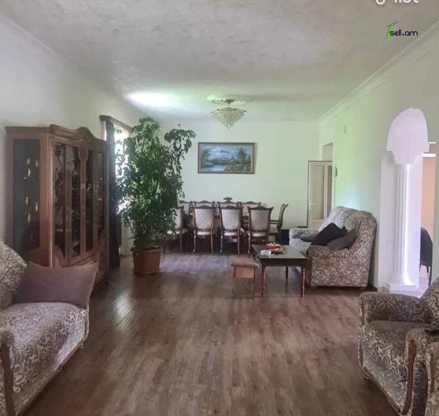 Երկու հարկանի տուն Կնունյանց փողոցում Եղվարդում, 300 քմ, 3+ սանհանգույց, կապիտալ վերանորոգված