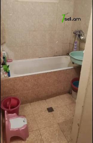 2 սենյականոց բնակարան Ֆուչիկի փողոցում, 38 ք.մ., նախավերջին հարկ, քարե շենք