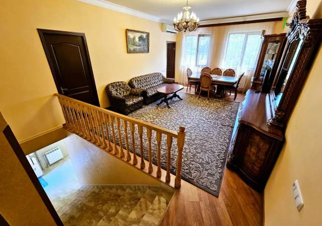 Երկու հարկանի քարե տուն Օստրովսկու փողոցում կենտրոնում, 380 քմ, 2 սանհանգույց, եվրովերանորոգված