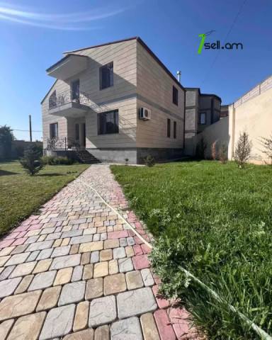 Երկու հարկանի քարե տուն, Թբիլիսյան խճուղի Արաբկիրում, 900 ք.մ., 3+ սանհանգույց, եվրովերանորոգված