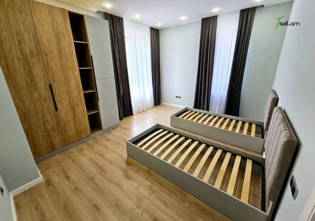 Երեք հարկանի քարե տուն, Դուրյան թաղամաս Ավանում, 400 քմ, 3+ սանհանգույց, կապիտալ վերանորոգված