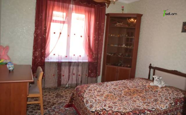 4 սենյականոց բնակարան Պարույր Սևակի փողոցում, 98 ք.մ., նախավերջին հարկ, մի քանի պատշգամբ