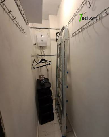 2 սենյականոց բնակարան Մեսրոպ Մաշտոցի պողոտայում, 45 ք.մ., 3/5 հարկ, եվրովերանորոգված, քարե շենք