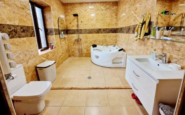 Երկու հարկանի քարե տուն Հրաչյա Աճառյան փողոցում Ավանում, 440 ք.մ., 2 սանհանգույց, եվրովերանորոգված