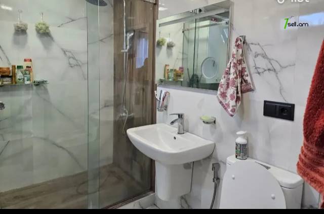 4 սենյականոց բնակարան Շինարարների փողոցում, 80 քմ, կապիտալ վերանորոգված, քարե շենք