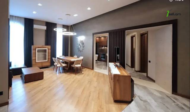 3 սենյականոց բնակարան Ազատության պողոտայում, 109 ք.մ., 2 սանհանգույց, բարձր առաստաղներ