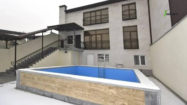 Երկու հարկանի քարե տուն Քաջազնունու փողոցում կենտրոնում, 750 ք.մ., 3+ սանհանգույց