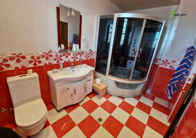 Մեկ հարկանի քարե տուն Խաչատուր Աբովյանի 27-րդ փողոցում Ավանում, 1000 ք.մ., 2 սանհանգույց