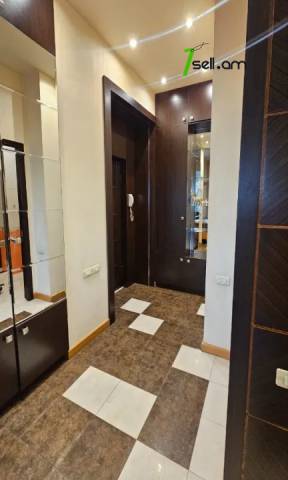 2 սենյականոց բնակարան Մեսրոպ Մաշտոցի պողոտայում, 58 քմ, 3/5 հարկ, եվրովերանորոգված, քարե շենք