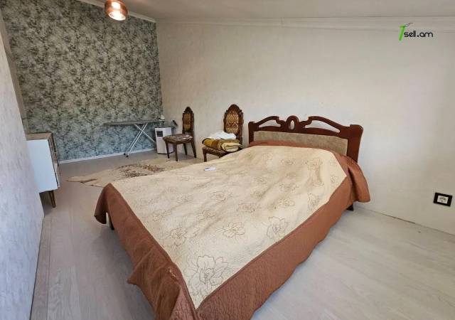 Երկու հարկանի քարե տուն Էրեբունու փողոցում Էրեբունիում, 500 ք.մ., 2 սանհանգույց