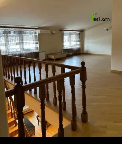 5 սենյականոց բնակարան նորակառույց շենքում Եզնիկ Կողբացու փողոցում, 180 ք.մ., 2 սանհանգույց