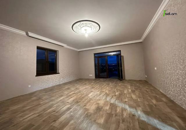 Երեք հարկանի քարե տուն 1-ին փողոցում Զովունիում, 800 ք.մ., 3+ սանհանգույց, կապիտալ վերանորոգված