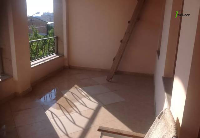 Երկու հարկանի քարե տուն Վարշավյան փողոցում Քանաքեռ Զեյթունում, 800 ք.մ., կապիտալ վերանորոգված